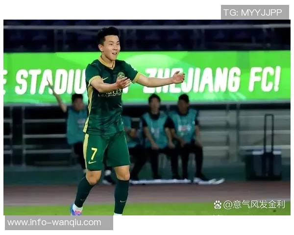 陶强龙兑现承诺赠球王钰栋期待下一届U23亚洲杯再创佳绩